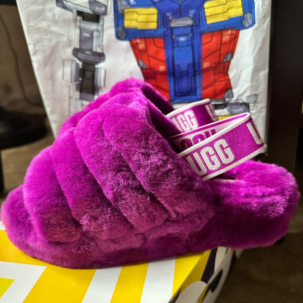 NWOT! UGG Fluffy Yeah slide